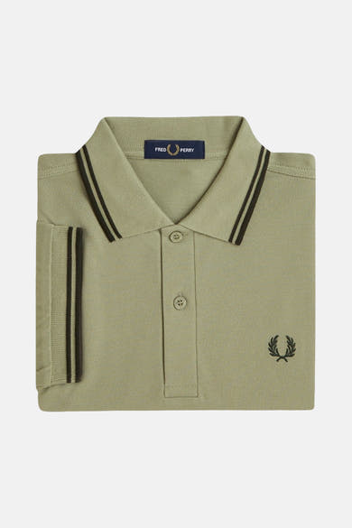 Polo olive à manches courtes de FRED PERRY, avec rayures foncées au col et aux manches, logo brodé.
