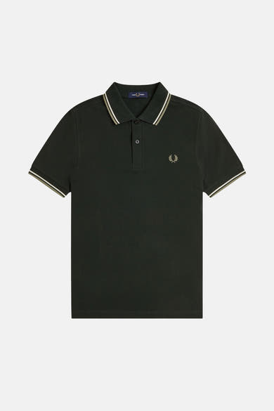 Polo vert à manches courtes de FRED PERRY, avec rayures contrastantes au col et aux manches.