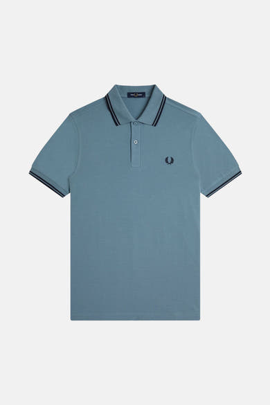 Polo bleu à manches courtes de FRED PERRY, avec rayures contrastées au col et aux manches.