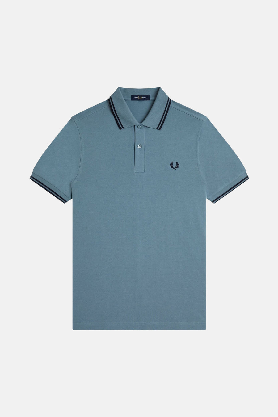Polo bleu à manches courtes de FRED PERRY, avec rayures contrastées au col et aux manches.