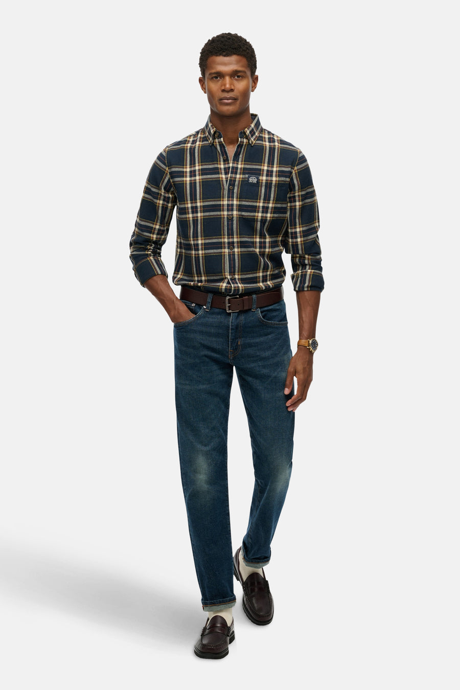 Chemise à manches longues multicolore de SUPERDRY, à carreaux, portée avec un jean et des mocassins.