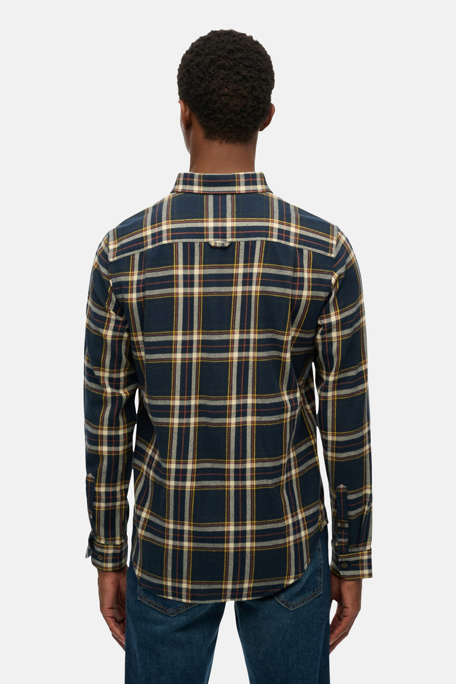 Chemise à manches longues multicolore de SUPERDRY, à carreaux, portée avec un jean bleu.