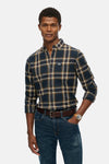 Chemise à manches longues multicolore de Superdry, à carreaux avec une ceinture marron et un jean bleu.