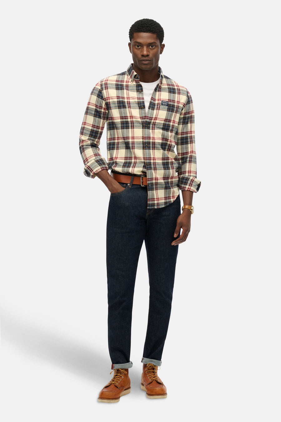 Multikleurig overhemd met lange mouwen van SUPERDRY, met ruitpatroon en gedragen over een donkerblauwe jeans.