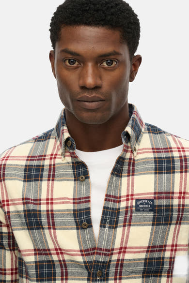 Multikleurig overhemd met lange mouwen van SUPERDRY, geruit met knopen en een wit T-shirt zichtbaar eronder.