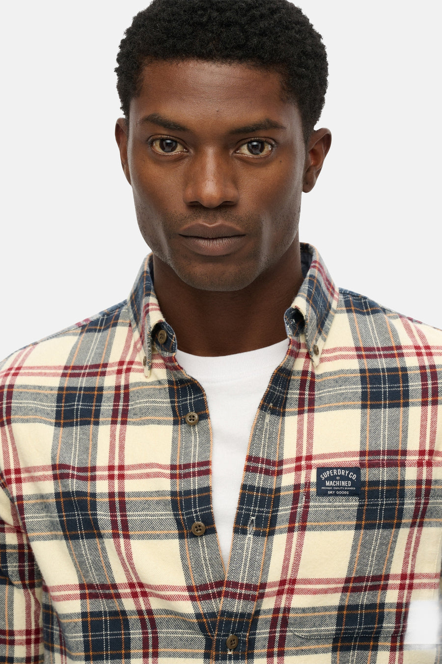 Multikleurig overhemd met lange mouwen van SUPERDRY, geruit met knopen en een wit T-shirt zichtbaar eronder.