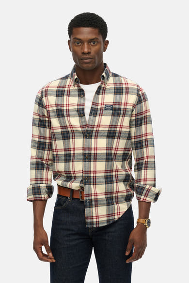 Multikleurig overhemd met lange mouwen van SUPERDRY, geruit, gedragen met een spijkerbroek en een bruine riem.