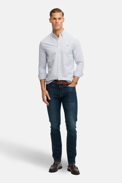 Blauw gestreept overhemd met lange mouwen van SUPERDRY, gedragen met een donkerblauwe jeans, een bruine riem en leren schoenen.