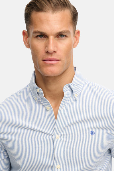 Chemise à manches longues bleue à rayures, de Superdry, avec un col boutonné.