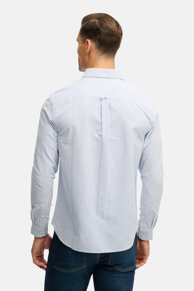 Chemise à manches longues bleue rayée de SUPERDRY, vue de dos, portée avec un jean.