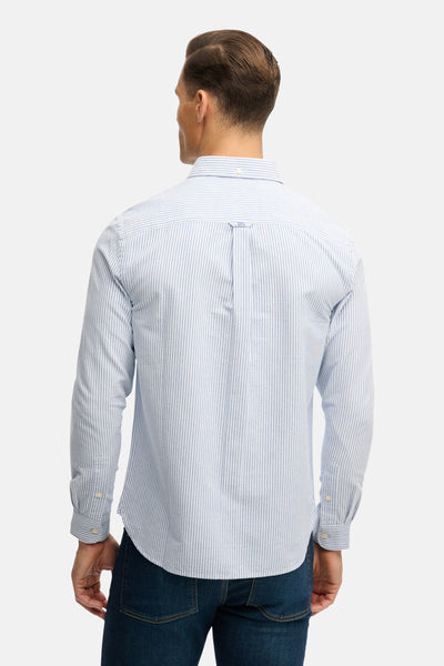 Chemise à manches longues bleue rayée de SUPERDRY, vue de dos, portée avec un jean.