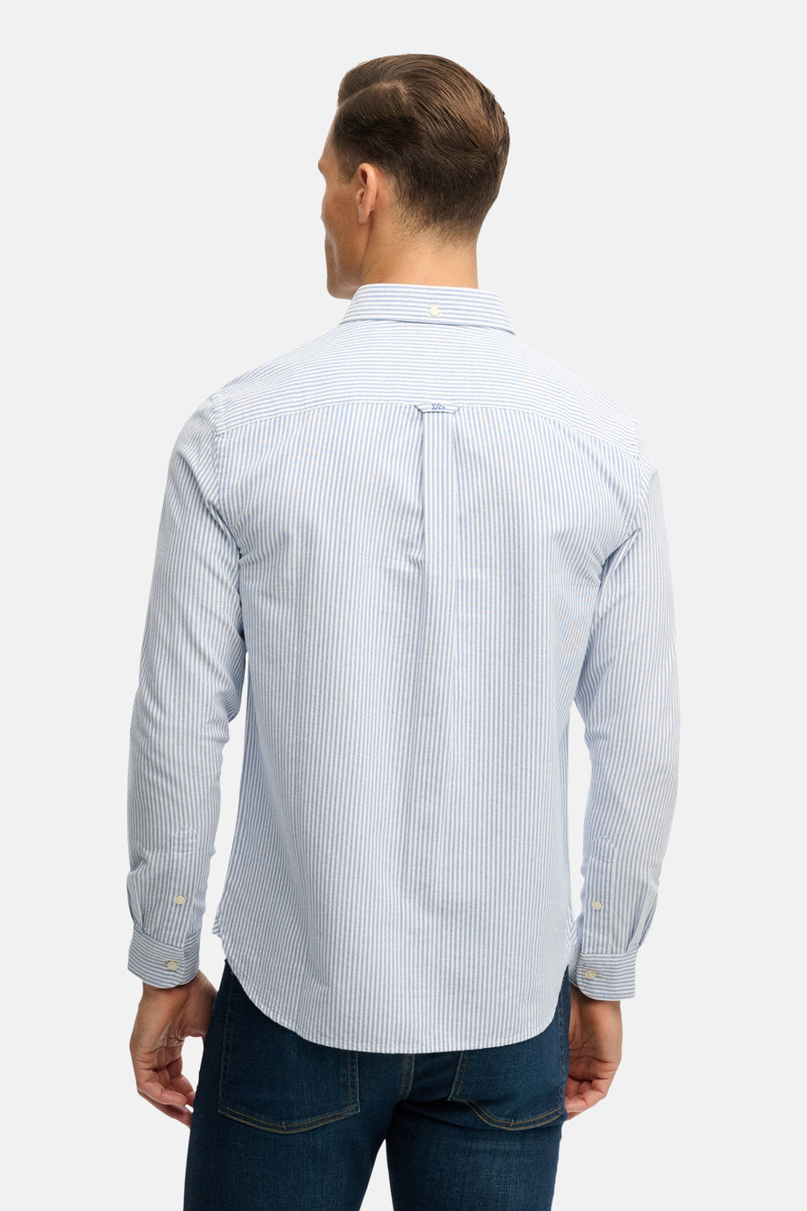 Chemise à manches longues bleue rayée de SUPERDRY, vue de dos, portée avec un jean.
