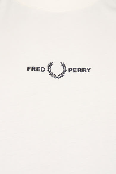 T-shirt écru à manches courtes de Fred Perry, avec logo brodé sur la poitrine.