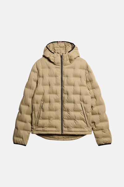 Veste de pluie beige de SUPERDRY, matelassée avec capuche et fermeture éclair noire.