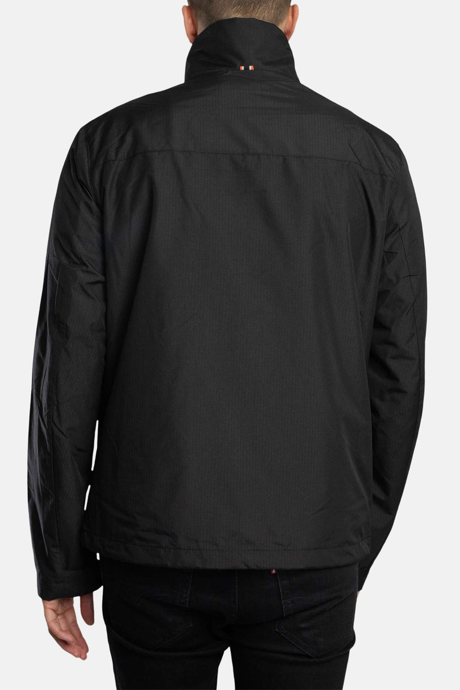 Veste de pluie noire de SUPERDRY, avec un motif subtil à chevrons, vue de dos.