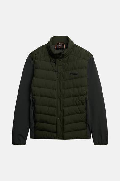 Veste de pluie olive par SUPERDRY, manches longues noires, fermeture à boutons-pression et poches latérales zippées.