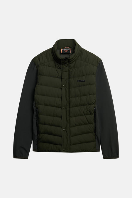 Olijfgroene regenjas van SUPERDRY met lange zwarte mouwen en knoopsluiting.