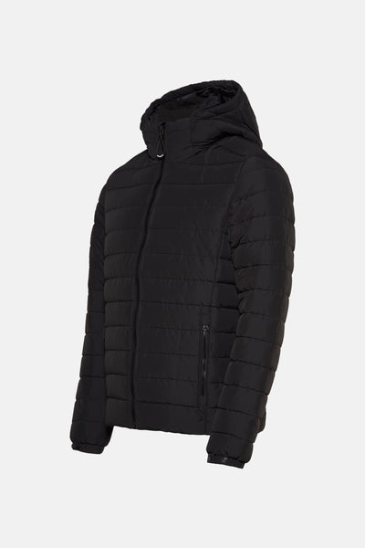 Veste de pluie noire par SUPERDRY, avec capuche et fermeture éclair avant, présentée sur fond neutre.