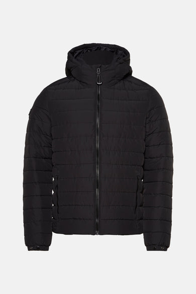 Veste de pluie noire par SUPERDRY avec capuche et fermeture éclair intégrale sur fond uni.