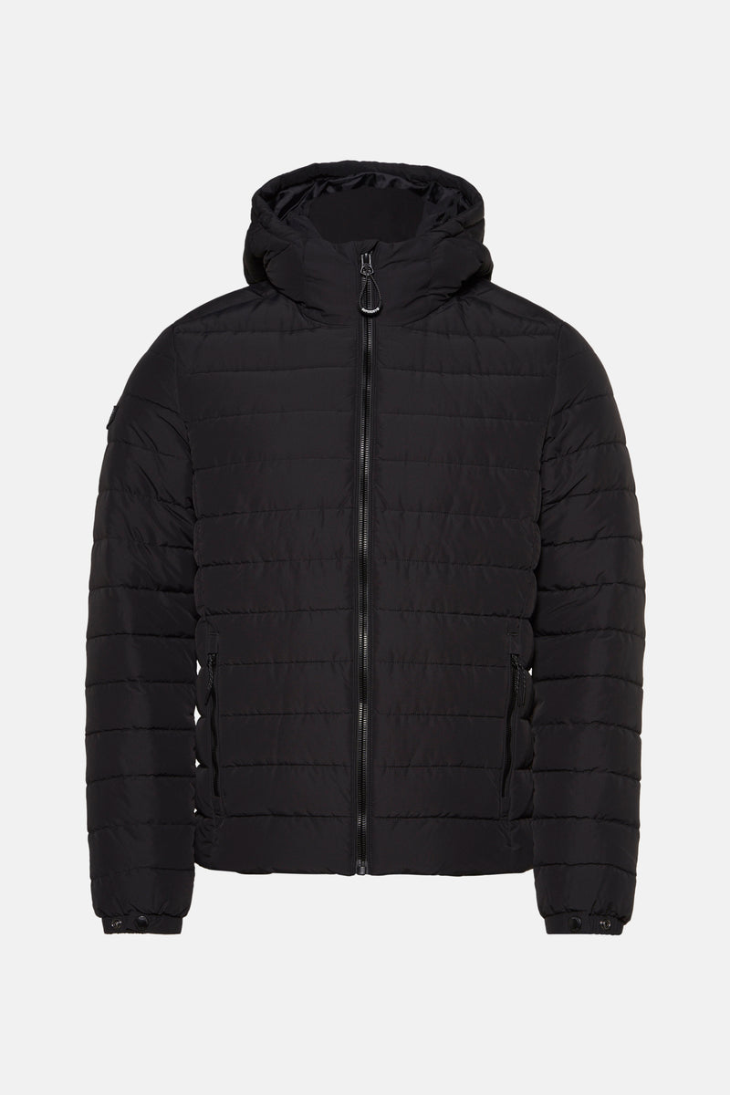 Veste de pluie noire par SUPERDRY avec capuche et fermeture éclair intégrale sur fond uni.