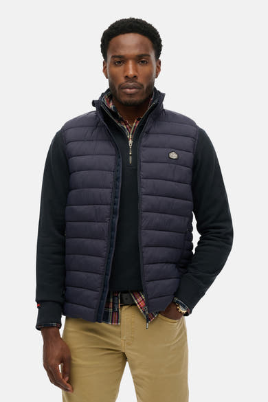 Blauwe mouwloze jas van Superdry, met centrale ritssluiting en zakken met rits.