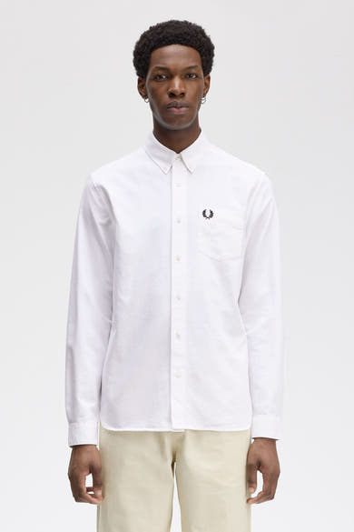 Wit overhemd met lange mouwen van FRED PERRY, met geborduurd logo op de borstzak.