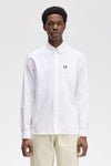 Wit overhemd met lange mouwen van FRED PERRY, met geborduurd logo op de borstzak.