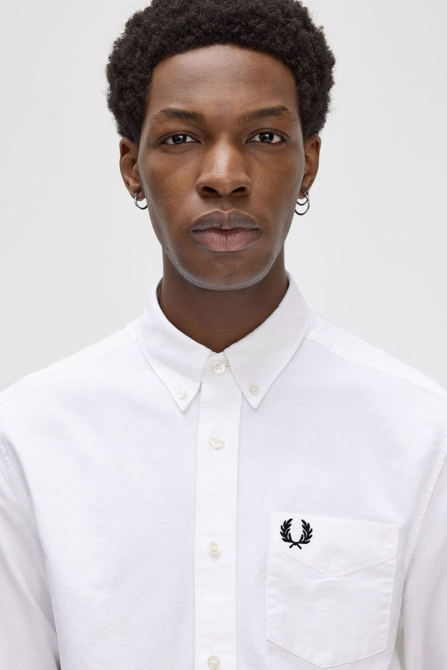 Wit overhemd met lange mouwen van Fred Perry, met borstzak versierd met geborduurd logo.