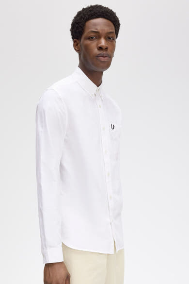 Wit overhemd met lange mouwen van FRED PERRY, met een geborduurd logo op de borstzak.