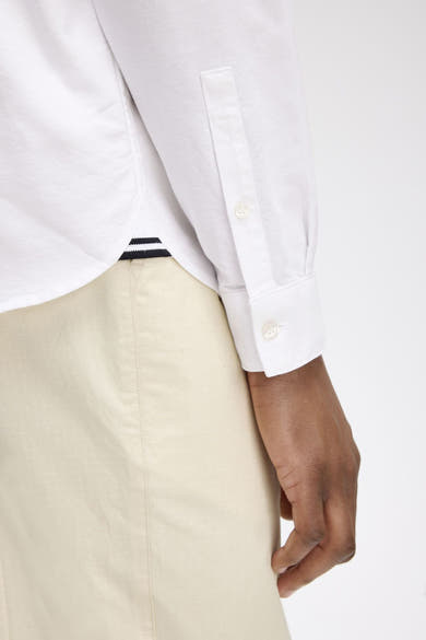 Wit overhemd met lange mouwen van FRED PERRY met knoopmanchet en decoratieve strepen.