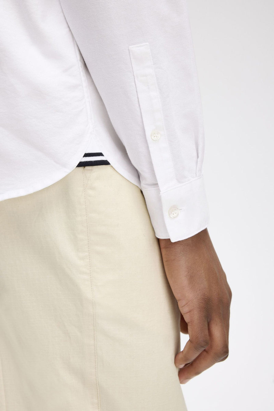 Wit overhemd met lange mouwen van FRED PERRY met knoopmanchet en decoratieve strepen.