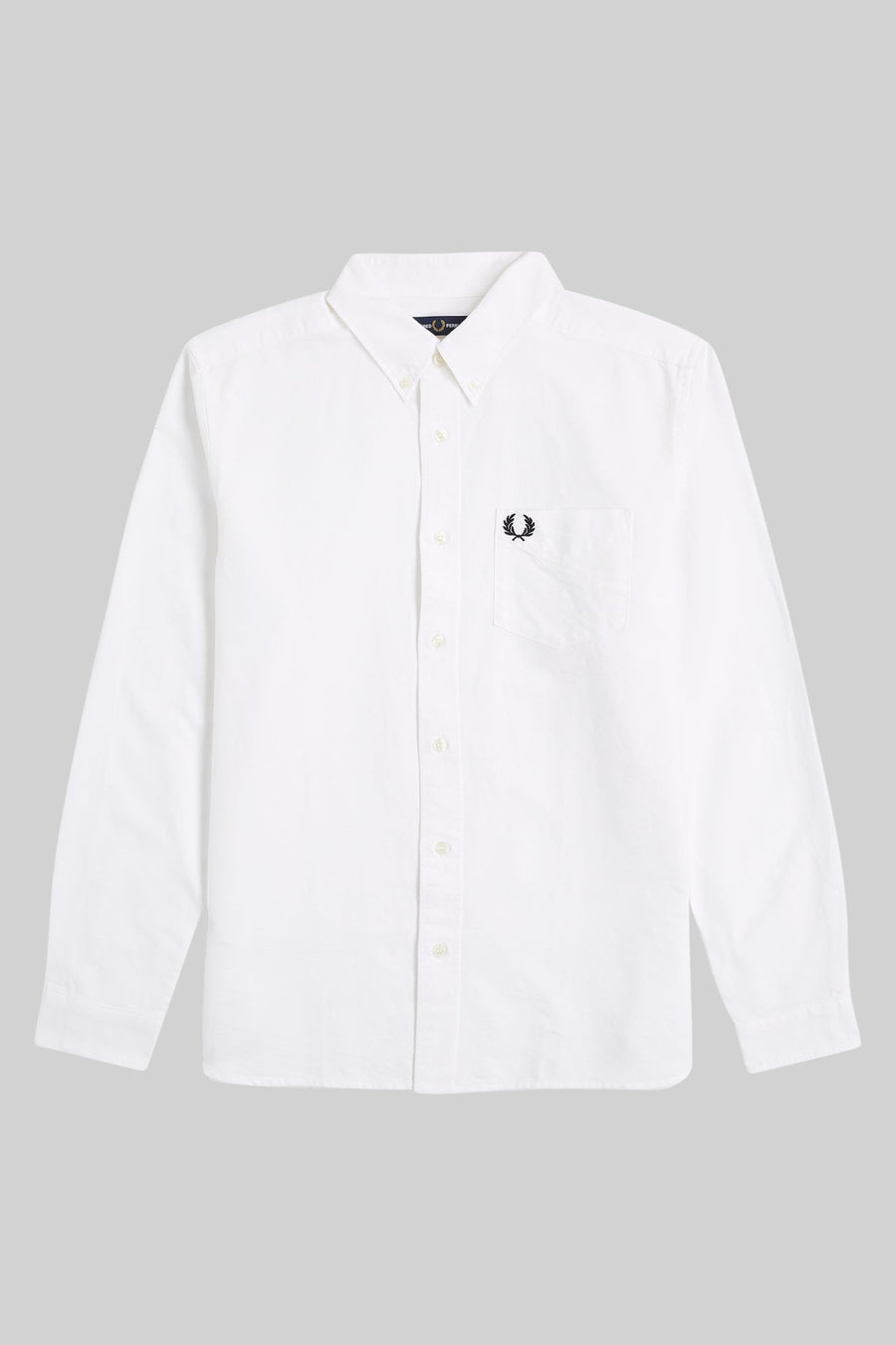 Wit overhemd met lange mouwen van FRED PERRY, met een geborduurd logo op de borstzak.