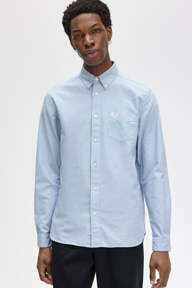 Lichtblauwe blouse met lange mouwen van FRED PERRY, met borstzak en geborduurd logo.