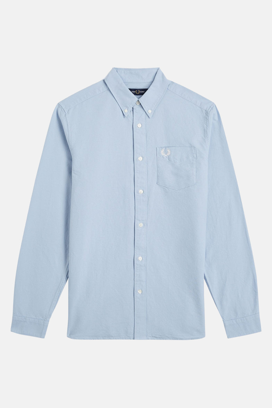 Lichtblauw overhemd met lange mouwen van FRED PERRY, met borstzak versierd met het iconische logo.