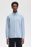 Blauwe blouse met lange mouwen van FRED PERRY, met borstzak versierd met het iconische logo.