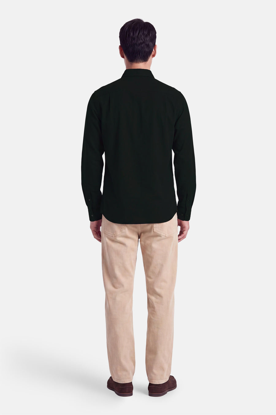 Chemise à manches longues vert foncé FRED PERRY vue de dos, portée avec un pantalon beige.