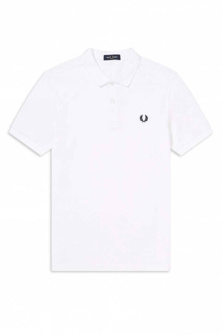 Polo blanc de Fred Perry avec logo brodé sur la poitrine, coupe classique.
