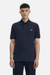 Polo bleu marine de Fred Perry, avec logo brodé sur la poitrine.