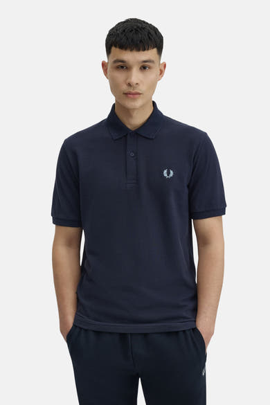 Polo bleu marine de Fred Perry, avec logo laurier brodé sur la poitrine et deux boutons au col.