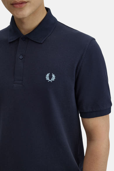 Polo bleu marine de Fred Perry, avec logo brodé sur la poitrine, coupe classique.