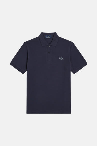 Polo bleu marine de FRED PERRY, avec logo brodé sur la poitrine, et manches courtes.