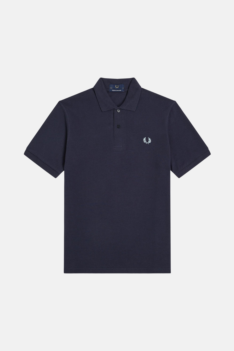 Polo bleu marine de FRED PERRY, avec logo brodé sur la poitrine, et manches courtes.