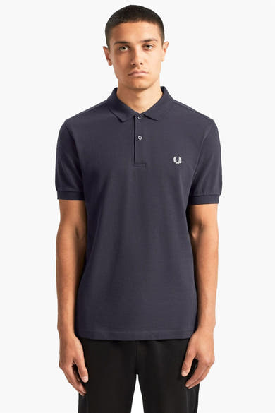 Polo bleu marine de Fred Perry avec logo brodé sur la poitrine.
