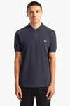 Polo bleu marine de Fred Perry avec logo brodé sur la poitrine.
