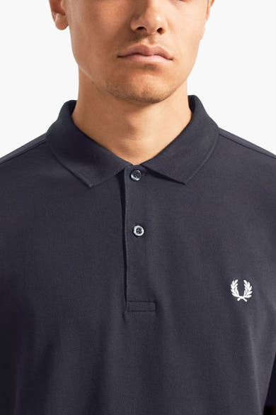 Polo bleu de Fred Perry avec logo brodé sur la poitrine.

