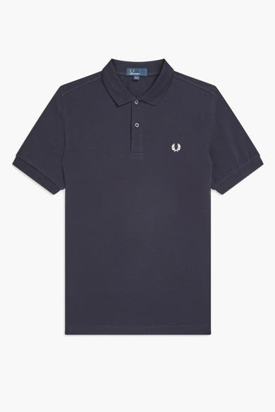 Polo bleu marine de Fred Perry, avec logo brodé sur la poitrine.