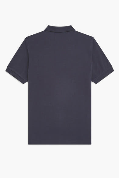 Polo bleu marine par Fred Perry, vue arrière sur fond blanc uni.