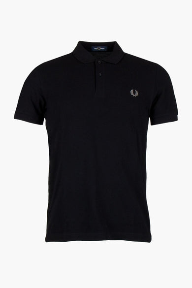 Zwarte FRED PERRY polo met geborduurd lauriertaklogo, piqué textuur en korte mouwen.