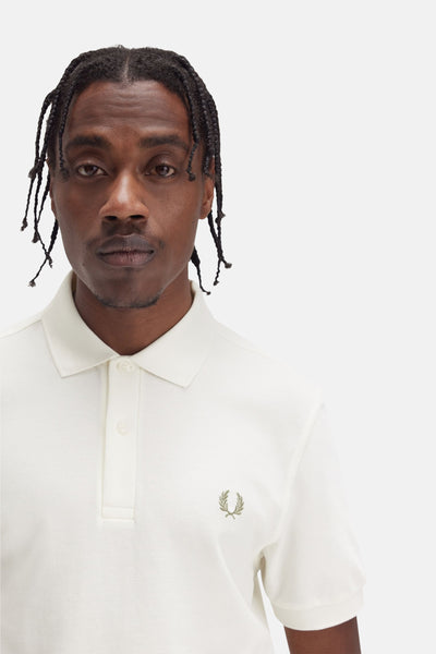 Polo écru à manches courtes de Fred Perry, orné d'un logo brodé en couronne de laurier.