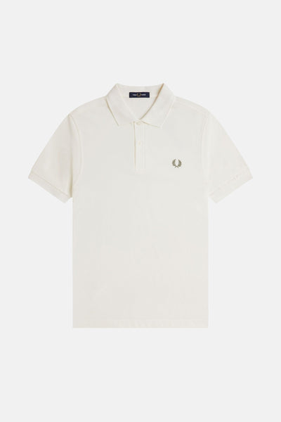 Polo écru à manches courtes de Fred Perry, orné d'un logo brodé ton sur ton.